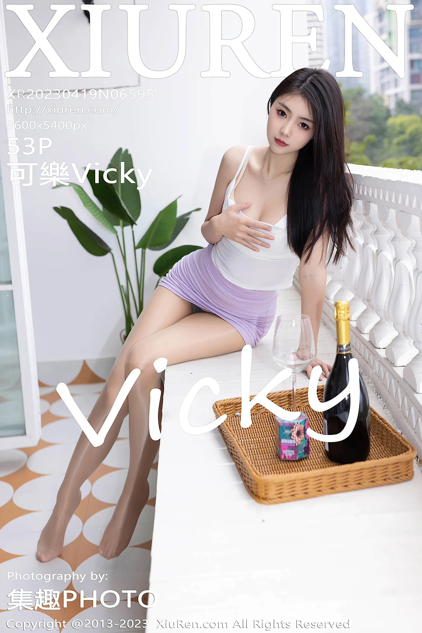 [XiuRen秀人网]2023.04.19 VOL.6595 可樂Vicky 粉色短裙与白色小背心加肉丝美腿玉足性感私房写真集-秀人网官方网站